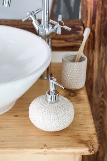ZELLER Zahnputzbecher Struktur beige ø 7.5x9.5 cm in Beige, Braun präsentiert im Onlineshop von KAQTU Design AG. Zahnbürstenhalter ist von ZELLER PRESENT