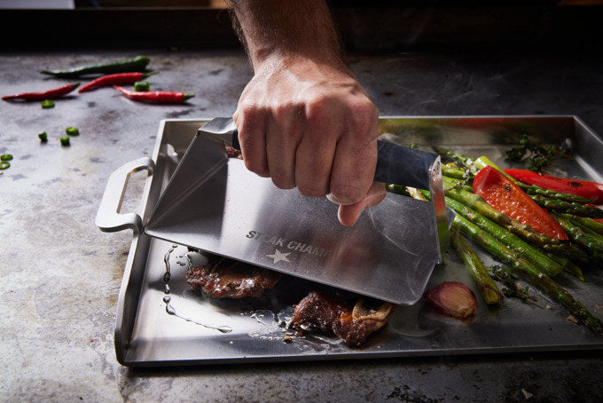 STEAK CHAMP Burgerpresse XXL mit Kunststoffgriff in Silber, Schwarz präsentiert im Onlineshop von KAQTU Design AG. Presse ist von STEAK CHAMP