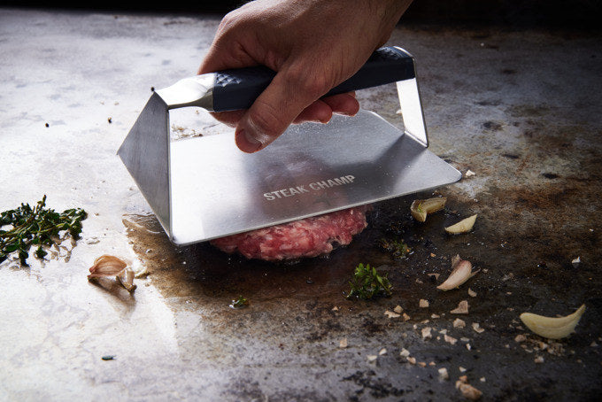 STEAK CHAMP Burgerpresse XXL mit Kunststoffgriff in Silber, Schwarz präsentiert im Onlineshop von KAQTU Design AG. Presse ist von STEAK CHAMP