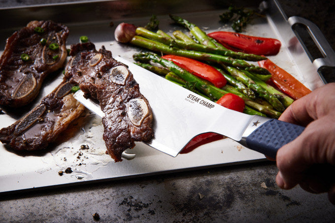 STEAK CHAMP Spatula und Wender Flip & Cut mit Kochmesser-Schneide in  präsentiert im Onlineshop von KAQTU Design AG. Kochmesser ist von STEAK CHAMP