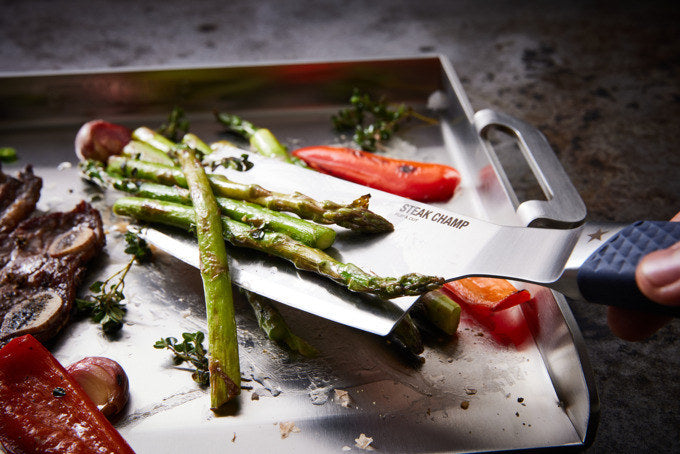 STEAK CHAMP Spatula und Wender Flip & Cut mit Kochmesser-Schneide in  präsentiert im Onlineshop von KAQTU Design AG. Kochmesser ist von STEAK CHAMP