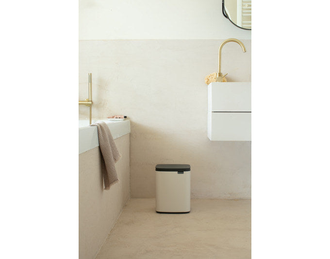 BRABANTIA Abfallbehälter Bo soft beige 7 l in Soft beige, Weiss präsentiert im Onlineshop von KAQTU Design AG. Mülleimer ist von BRABANTIA