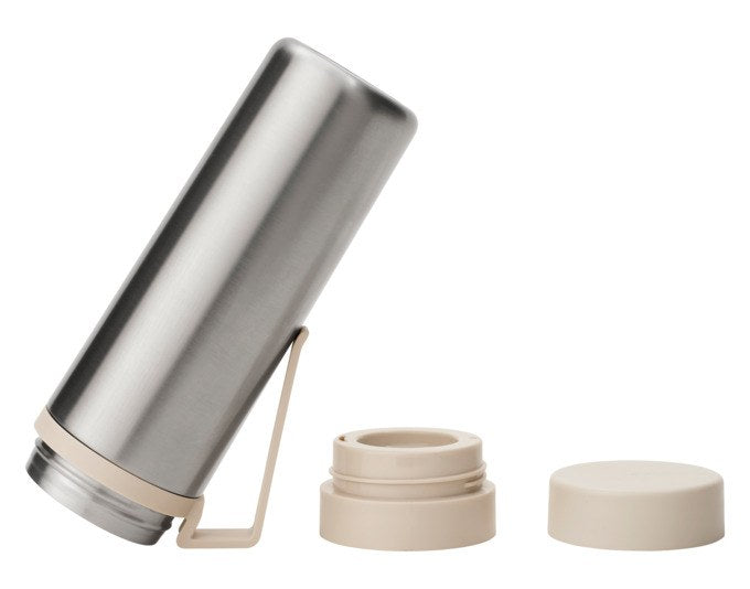 Isolierflasche aus Edelstahl in Soft Beige mit weissem Verschluss und Gürtelclip, schlanke zylindrische Form, 0.5 Liter Fassungsvermögen.