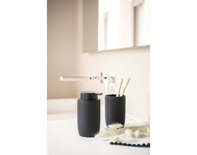 ZELLER Zahnputzbecher Keramik schwarz ø 7.7x12 cm in Schwarz präsentiert im Onlineshop von KAQTU Design AG. Zahnbürstenhalter ist von ZELLER PRESENT