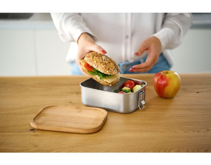 ZELLER Lunchbox mit Bambusdeckel und Clipverschluss 18.4x13.5x7 cm in Silber, Natur, Braun präsentiert im Onlineshop von KAQTU Design AG. Lunchboxen ist von ZELLER PRESENT