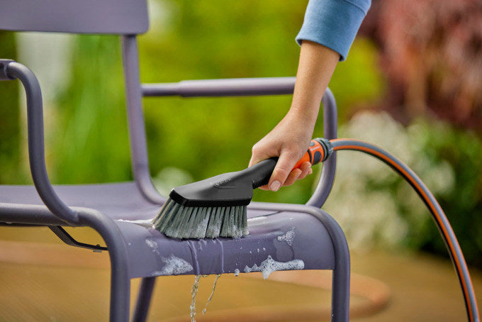 GARDENA Cleansystem Handbürste S soft in Schwarz, Orange präsentiert im Onlineshop von KAQTU Design AG. Bewässerung ist von GARDENA