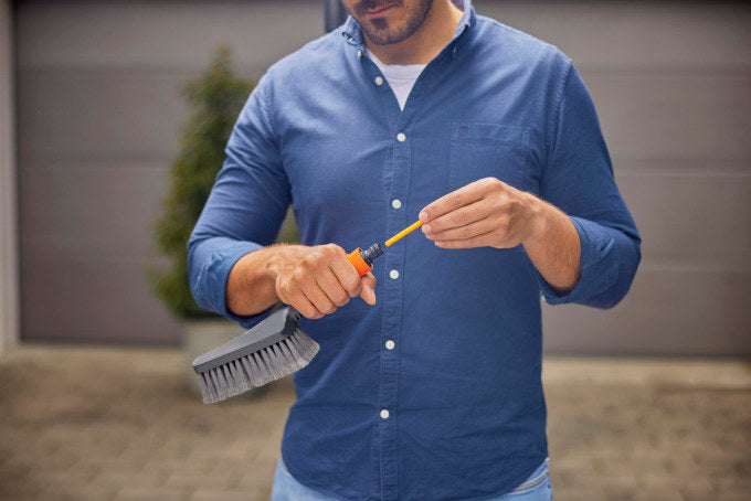 GARDENA Cleansystem Handbürste M soft in Schwarz, Orange präsentiert im Onlineshop von KAQTU Design AG. Bewässerung ist von GARDENA