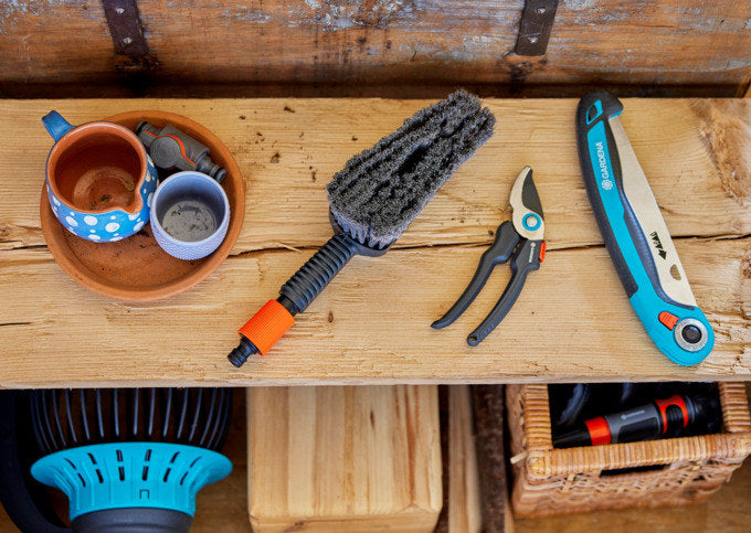 GARDENA Cleansystem Handbürste M soft in Schwarz, Orange präsentiert im Onlineshop von KAQTU Design AG. Bewässerung ist von GARDENA