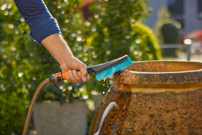 GARDENA Cleansystem Handbürste S hard in Schwarz, Türkis, Blau, Orange präsentiert im Onlineshop von KAQTU Design AG. Bewässerung ist von GARDENA