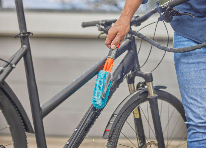 GARDENA Cleansystem Fahrradbürste in Schwarz, Orange präsentiert im Onlineshop von KAQTU Design AG. Bewässerung ist von GARDENA