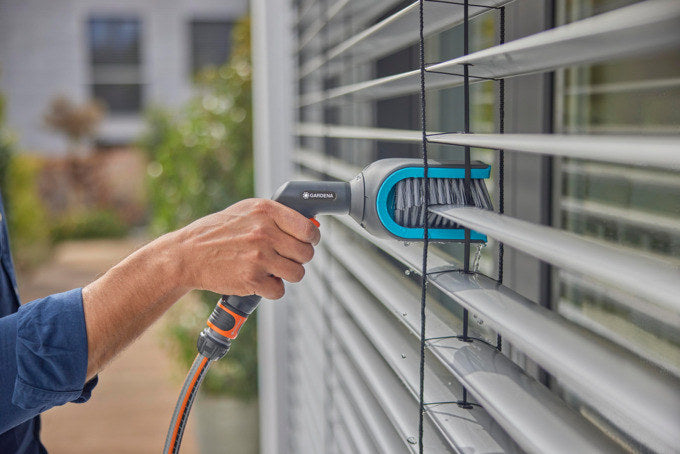 GARDENA Cleansystem Jalousienbürste in Schwarz, Türkis, Blau, Orange präsentiert im Onlineshop von KAQTU Design AG. Bewässerung ist von GARDENA