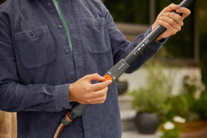 GARDENA Cleansystem Teleskopstiel M-XL 155 - 260 cm in Schwarz, Orange präsentiert im Onlineshop von KAQTU Design AG. Bewässerung ist von GARDENA