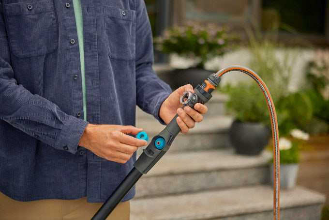 GARDENA Cleansystem Teleskopstiel M-XL 155 - 260 cm in Schwarz, Orange präsentiert im Onlineshop von KAQTU Design AG. Bewässerung ist von GARDENA
