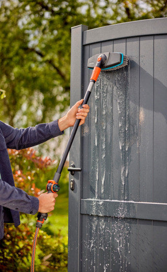 GARDENA Cleansystem Wasch-Set mit Stiel soft in Schwarz, Türkis, Blau, Orange präsentiert im Onlineshop von KAQTU Design AG. Bewässerung ist von GARDENA