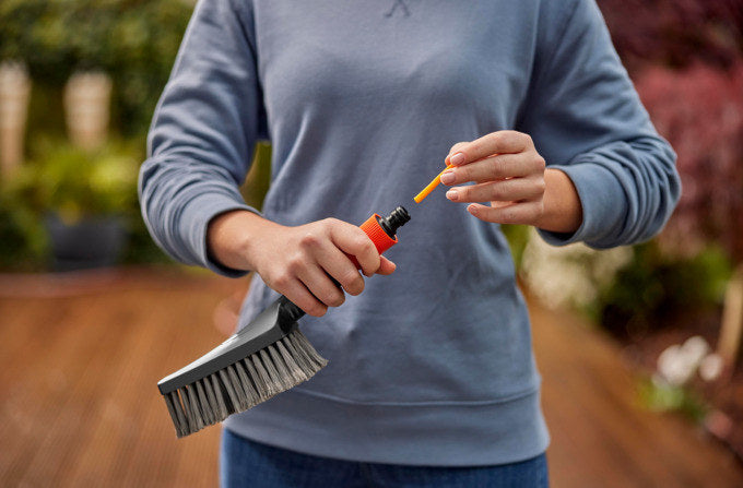 GARDENA Cleansystem Wasch-Set mit Handbürste S soft in Schwarz, Orange präsentiert im Onlineshop von KAQTU Design AG. Bewässerung ist von GARDENA
