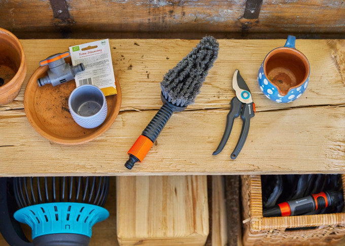 GARDENA Cleansystem Wasch-Set mit Handbürste S soft in Schwarz, Orange präsentiert im Onlineshop von KAQTU Design AG. Bewässerung ist von GARDENA