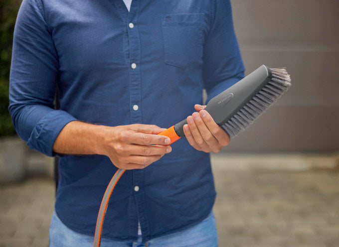 GARDENA Cleansystem Wasch-Set mit Handbürste M soft in Schwarz, Orange präsentiert im Onlineshop von KAQTU Design AG. Bewässerung ist von GARDENA