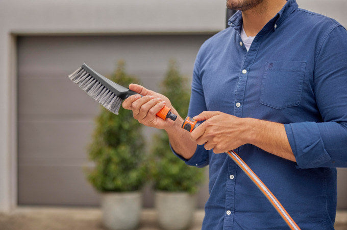 GARDENA Cleansystem Wasch-Set mit Handbürste M soft in Schwarz, Orange präsentiert im Onlineshop von KAQTU Design AG. Bewässerung ist von GARDENA