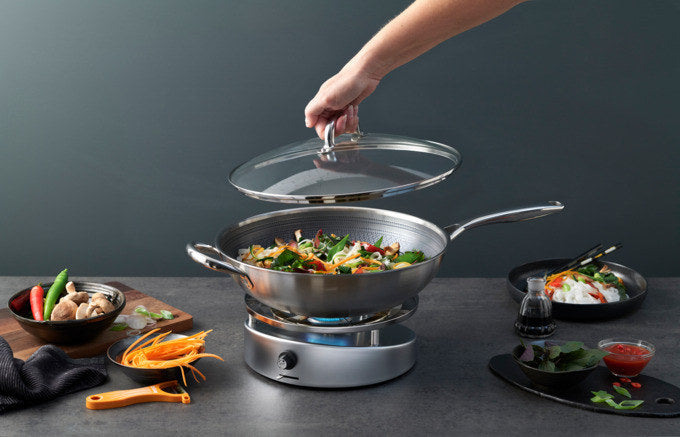 KISAG Wokpfanne Kyoto mit Glasdeckel ø 32 cm in Silber präsentiert im Onlineshop von KAQTU Design AG. Wok Pfanne ist von KISAG