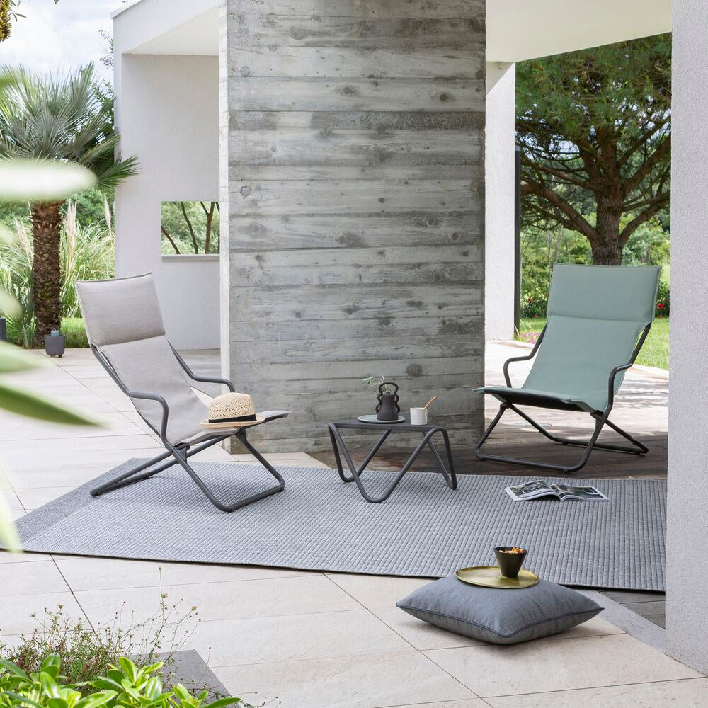 LAFUMA Beistelltisch Vogue aus Aluminium mit Polyesterlackierung gelocht titane in Titane, Grau präsentiert im Onlineshop von KAQTU Design AG. Beistelltisch Outdoor ist von LAFUMA