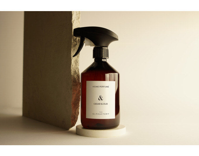THE OLPHACTORY Raumspray Cedar & Oud 500 ml in Braun präsentiert im Onlineshop von KAQTU Design AG. Duftöl ist von THE OLPHACTORY