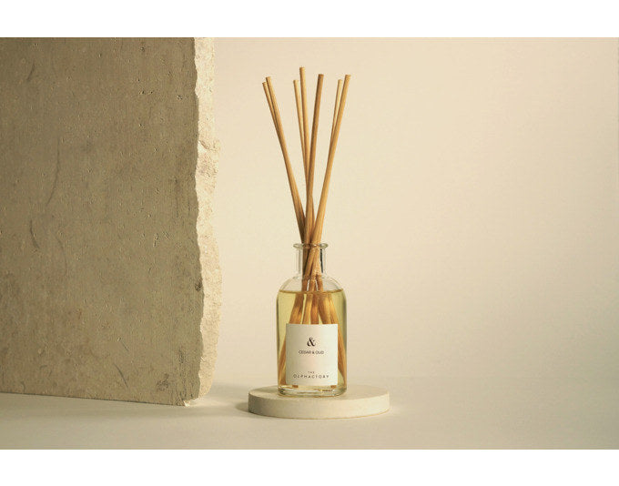 THE OLPHACTORY Raumduft Cedar & Oud 100 ml in Transparent präsentiert im Onlineshop von KAQTU Design AG. Duftöl ist von THE OLPHACTORY