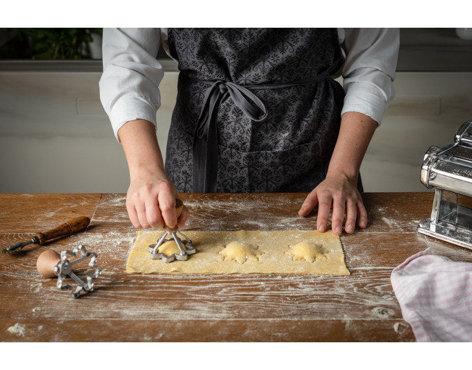 MARCATO Ravioli Stempel mit Holzgriff Blume 7 cm in Silber, Natur, Braun präsentiert im Onlineshop von KAQTU Design AG. Pasta ist von MARCATO