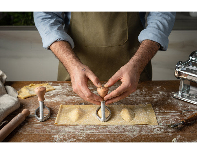 MARCATO Ravioli Stempel mit Holzgriff Oval 10 cm in Silber, Natur, Braun präsentiert im Onlineshop von KAQTU Design AG. Pasta ist von MARCATO