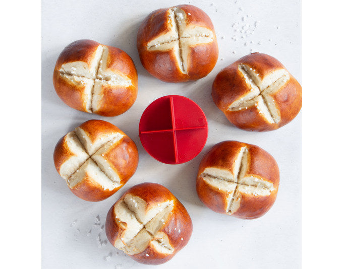 STÄDTER Brötchenstempel Laugenbrötchen ø 7.5x2 cm rot in Rot präsentiert im Onlineshop von KAQTU Design AG. Küchenhelfer ist von STÄDTER