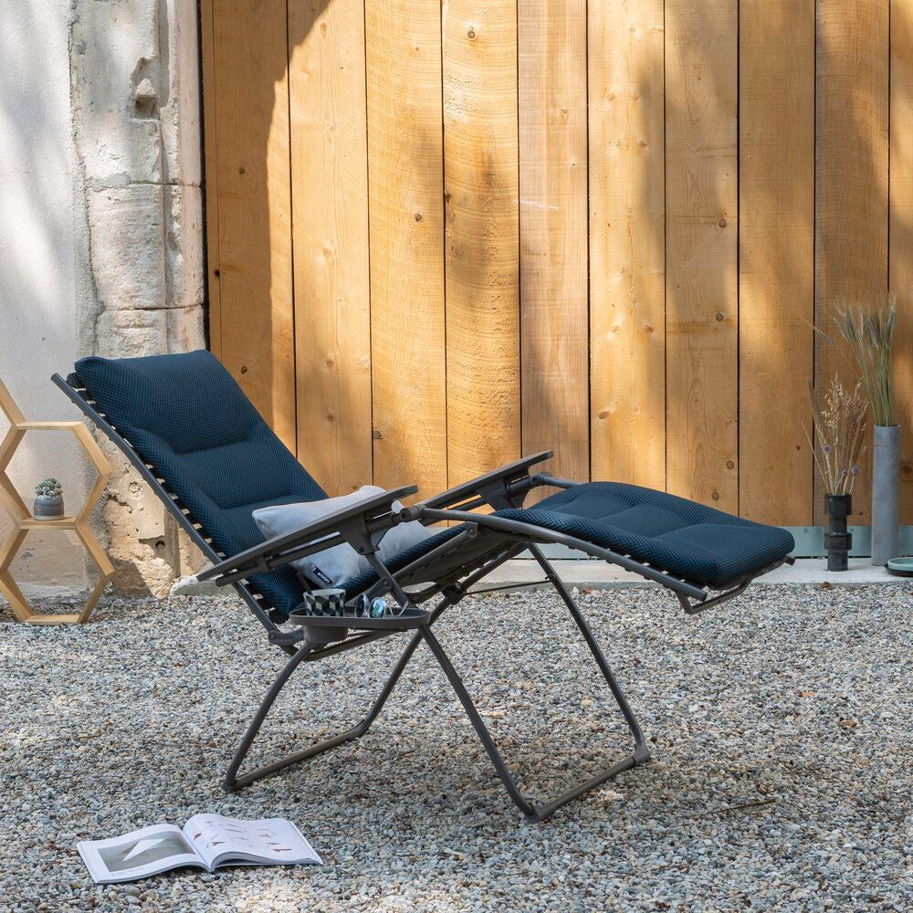 LAFUMA Relaxsessel Evolution BeComfort® bleu encre Gestell titane in Bleu encre, Blau, Titane, Grau präsentiert im Onlineshop von KAQTU Design AG. Liegestuhl ist von LAFUMA