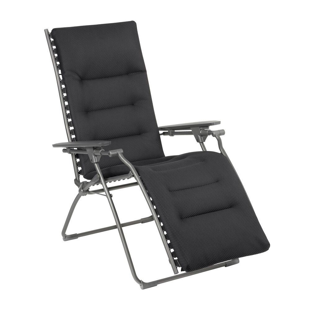 LAFUMA Relaxsessel Relax 1003 in Dark Grey mit Gestell in Titane, dreilagiger BeComfort-Polsterung und Armlehnen aus Kunstharz in Anthrazit, klappbare Form.