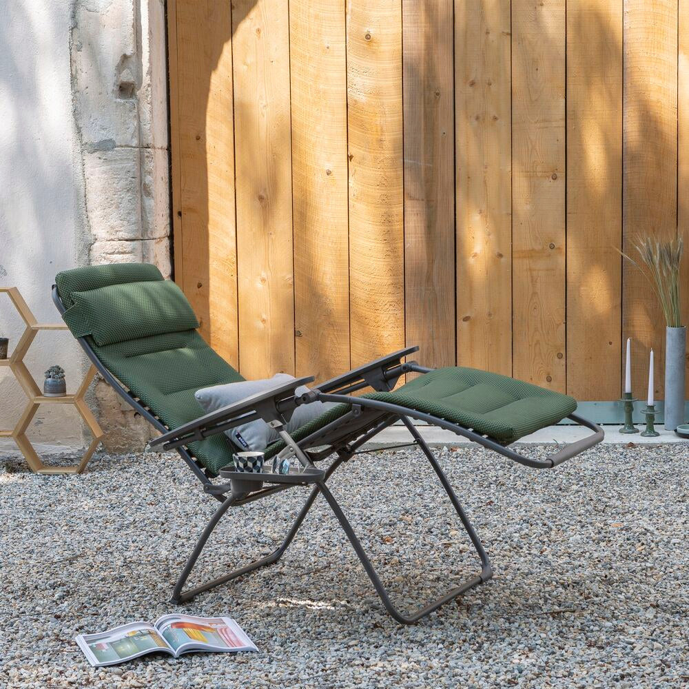 LAFUMA Relaxsessel Relax 803 in Olive mit Gestell aus Stahlrohr in Titane, Kunstharz-Armlehnen in Anthrazit und dreilagiger Polsterung.