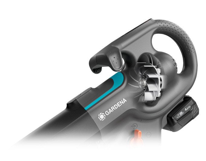 Schwarzer GARDENA Akku-Gebläse-Sauger PowerJetCollect P4A mit Metallrotor, 360-Grad-Rad und ergonomischem Griff auf weissem Hintergrund