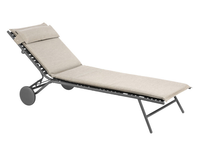 LAFUMA Liege Bayanne II Hedona latte in  präsentiert im Onlineshop von KAQTU Design AG. Liegestuhl ist von LAFUMA