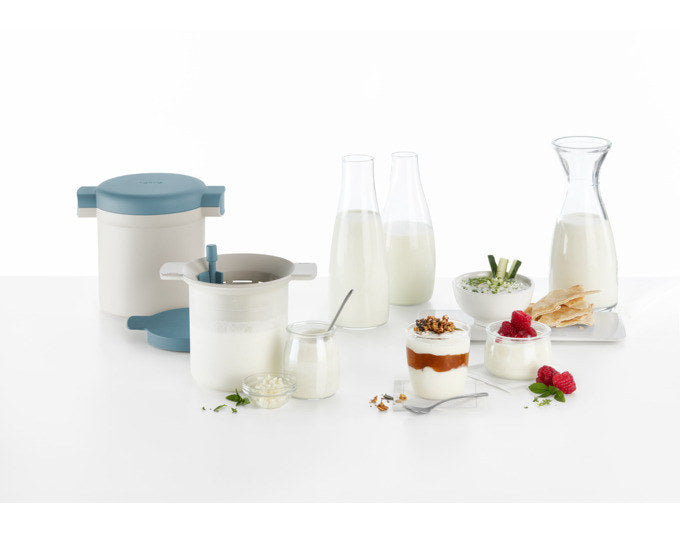 LÉKUÉ Joghurtzubereiter in Weiss, Blau präsentiert im Onlineshop von KAQTU Design AG. Käsezubehör ist von LEKUE