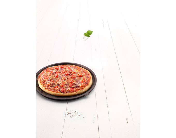 LÉKUÉ Pizzabackmatte ø 36 cm Silikon perforiert in Schwarz präsentiert im Onlineshop von KAQTU Design AG. Folien + Beutel ist von LEKUE