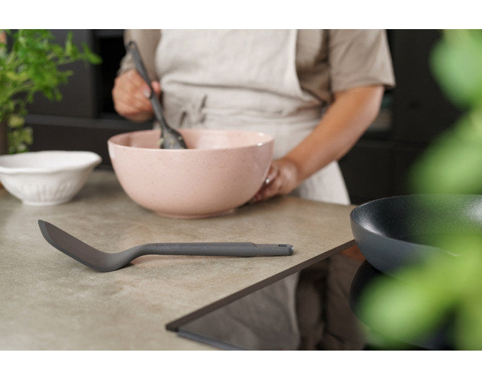 ZYLISS Pfannenwender spitz Weizenstroh Kunststoff 32x8.5 cm in Grau präsentiert im Onlineshop von KAQTU Design AG. Pfannenwender ist von ZYLISS