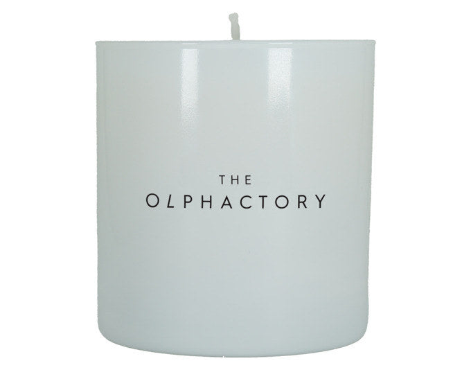 THE OLPHACTORY Duftkerze L White Insignia Acqua Bergamota 310g 60h in Weiss präsentiert im Onlineshop von KAQTU Design AG. Duftkerze ist von THE OLPHACTORY