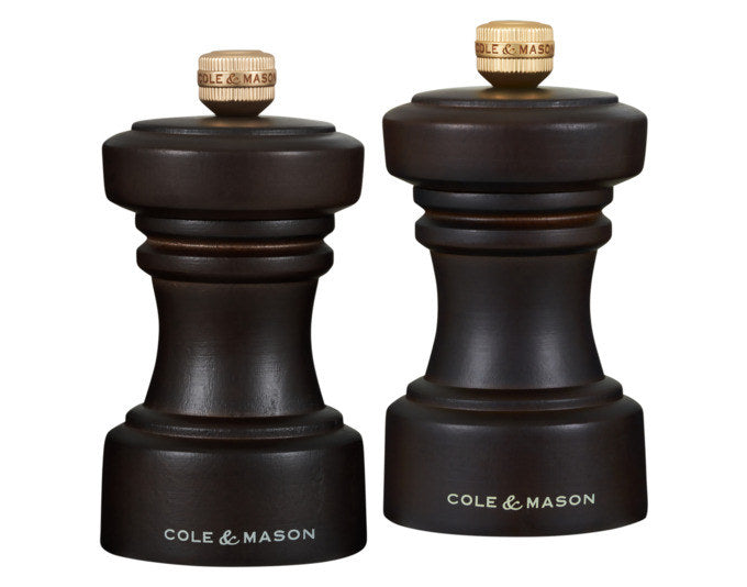 COLE&MASON Pfeffer-/Salzmühlen Set Hoxton Buche dunkel 10.4x5.5x5.5 cm in Holzoptik, Braun präsentiert im Onlineshop von KAQTU Design AG. Salz & Pfeffer ist von COLE & MASON