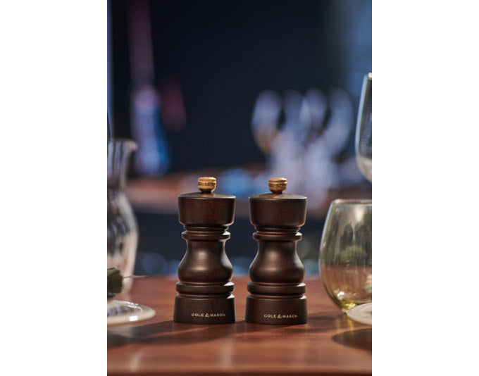 COLE&MASON Pfeffer-/Salzmühlen Set London Buche dunkel 13x5.6x5.6 cm in Chocolat, Braun präsentiert im Onlineshop von KAQTU Design AG. Salz & Pfeffer ist von COLE & MASON