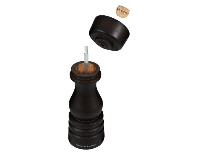 COLE&MASON Pfeffermühle London Buche dunkel 18x5.8x5.8 cm in Chocolat, Braun präsentiert im Onlineshop von KAQTU Design AG. Salz & Pfeffer ist von COLE & MASON
