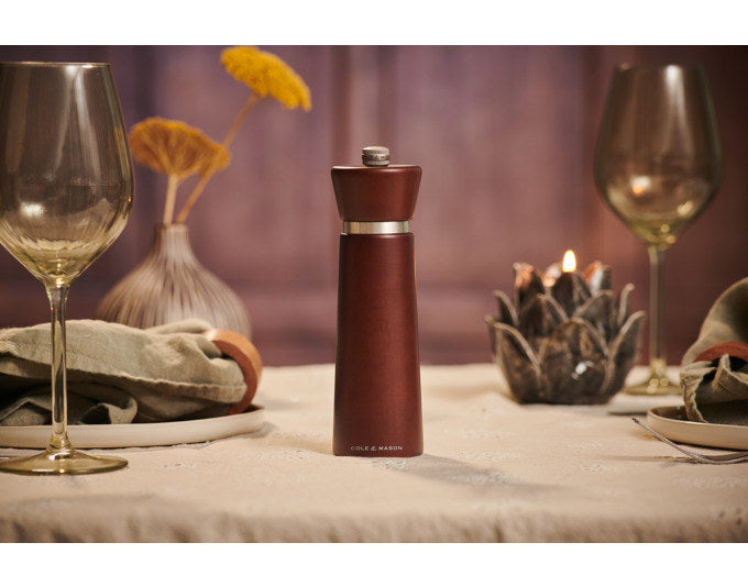 COLE&MASON Salzmühle Millbank Kastanie 18x5.5x5.5 cm in Holzoptik, Braun präsentiert im Onlineshop von KAQTU Design AG. Salz & Pfeffer ist von COLE & MASON