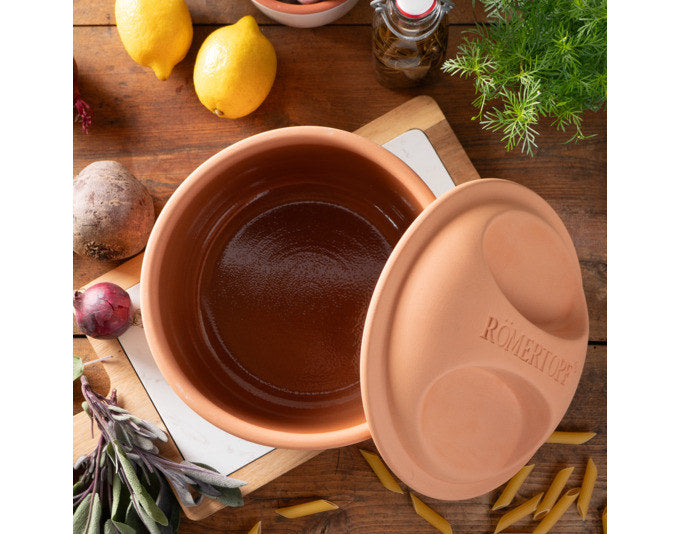RÖMERTOPF Multibräter rund 2.0 l ø 22.5x16.5 cm terracotta in Terracotta, Braun präsentiert im Onlineshop von KAQTU Design AG. Bräter ist von RÖMERTOPF