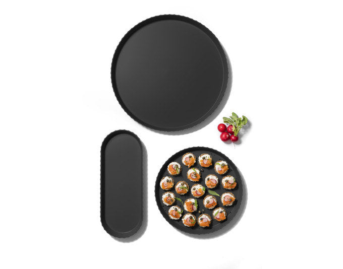 BLIM PLUS Tablett Minerva Gr. M 37.5x15 cm carbon black in Carbon black, Schwarz präsentiert im Onlineshop von KAQTU Design AG. Tablett ist von BLIMPLUS