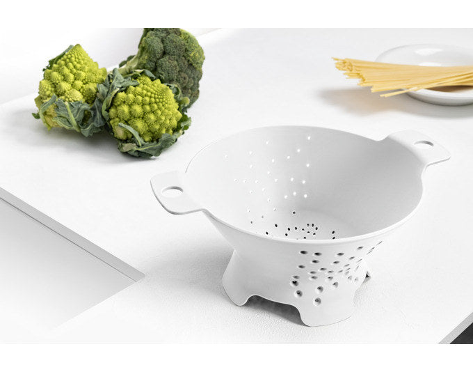 BLIM PLUS Abtropfsieb Cosmo Gr. M ø 30 cm weiss in Weiss präsentiert im Onlineshop von KAQTU Design AG. Salatzubehör ist von BLIMPLUS