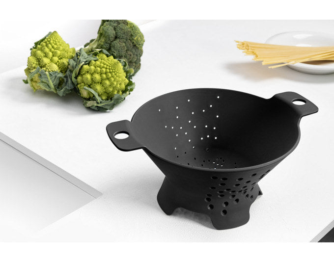 BLIM PLUS Abtropfsieb Cosmo Gr. M ø 30 cm schwarz in Schwarz präsentiert im Onlineshop von KAQTU Design AG. Salatzubehör ist von BLIMPLUS