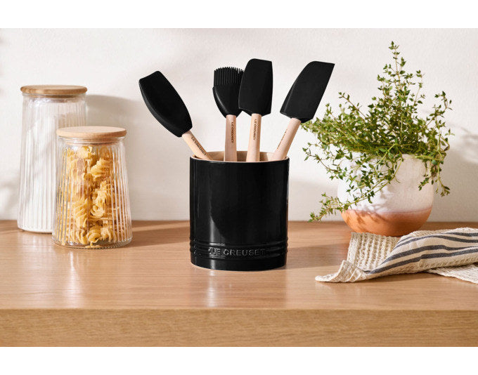 LE CREUSET Kellentopf Signature schwarz glänzend 1.1 l in Schwarz präsentiert im Onlineshop von KAQTU Design AG. Kochlöffelhalter ist von LE CREUSET