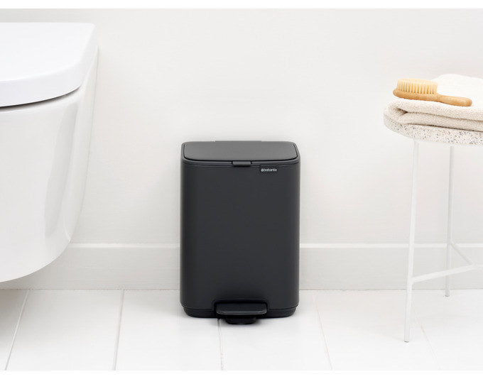BRABANTIA Treteimer Bo mineral infinite grey 4 l in Infinit grey, Grau präsentiert im Onlineshop von KAQTU Design AG. Treteimer ist von BRABANTIA