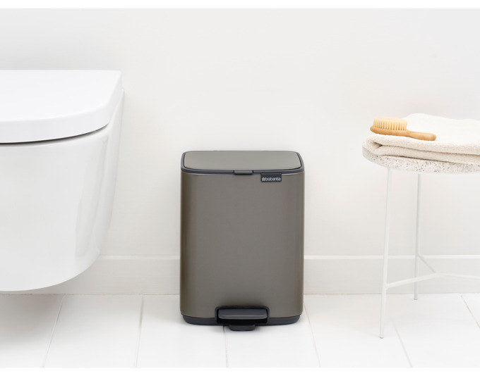 BRABANTIA Treteimer Bo platinum 7 l in Platinum, Grau präsentiert im Onlineshop von KAQTU Design AG. Treteimer ist von BRABANTIA