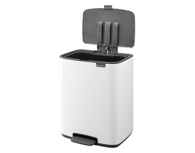 Eleganter BRABANTIA Treteimer Bo in Weiß mit 12 l Fassungsvermögen, ideal für modernes Wohnen und müheloses Entsorgen von Abfällen.